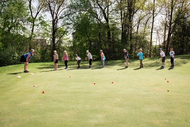 Kelly kids putting
